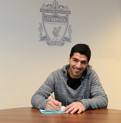 Suarez signs a new deal. (Pic: Liverpool FC)